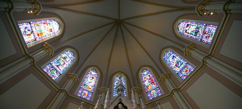 Stained glass windows and altar at St. 约翰的教堂